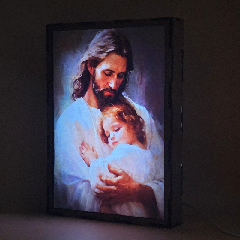Lámpara con doble imagen  (Nuestro Señor Jesucristo), vista encendida, donde se revela la ilustración completa al encender la luz LED.