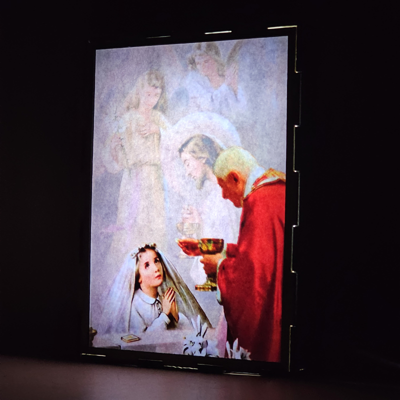 Lámpara con doble imagen  (Nuestro Señor Jesucristo), vista encendida, donde se revela la ilustración completa al encender la luz LED.