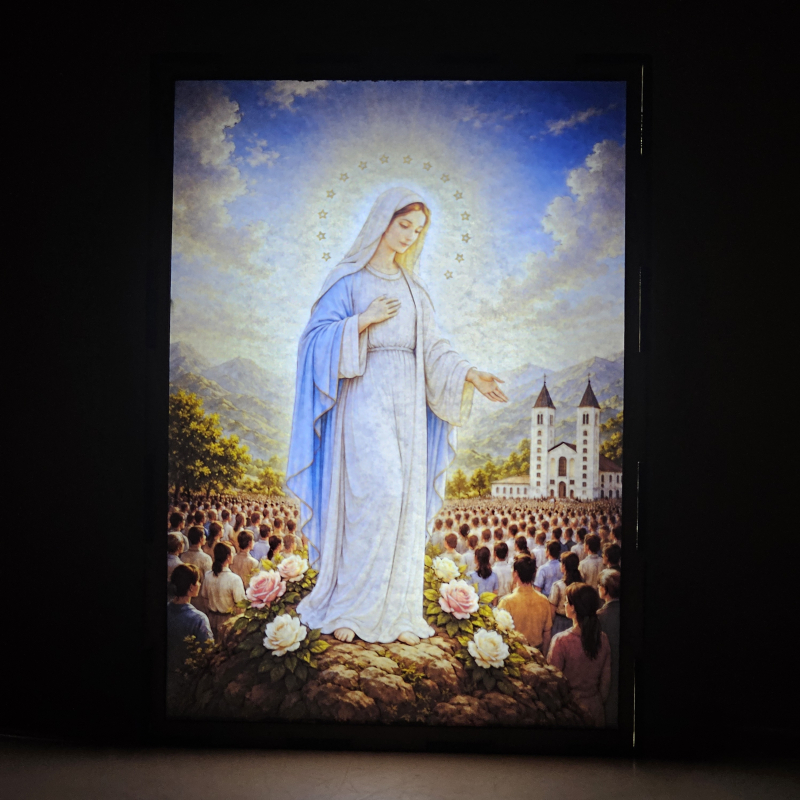 Lámpara LED de la Virgen de Medjugorje Reina de la Paz ante peregrinos y la iglesia - Galeria