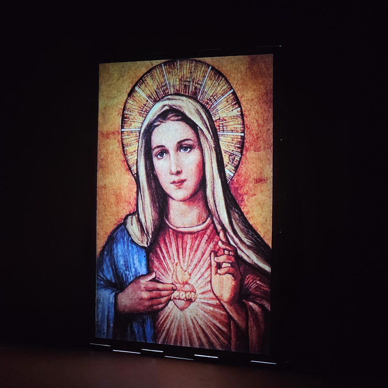 Lámpara con doble imagen  (La Virgen María, Inmaculado Corazon de María), vista encendida, donde se revela la ilustración completa al encender la luz LED.