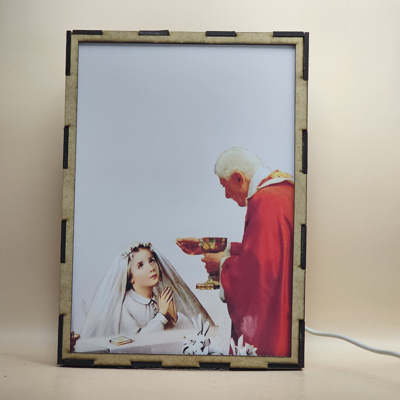 Lámpara con doble imagen  (Nuestro Señor Jesucristo), vista apagada, se esconde la imágen de atras.