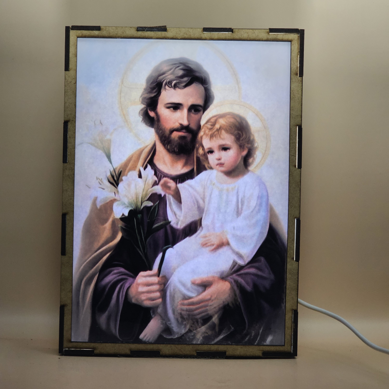 Lámpara con doble imagen  (San José Protector), vista encendida, con luz ambiente, donde se revela la ilustración completa al encender la luz LED.