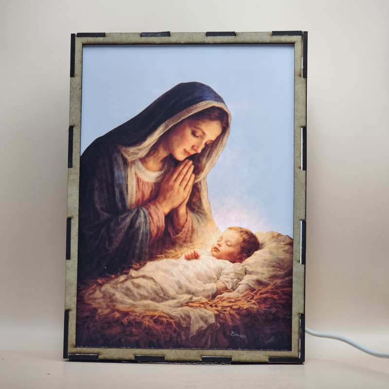 Lámpara con doble imagen  (La Virgen María, El niño Jesús), vista encendida, con luz ambiente, donde se revela la ilustración completa al encender la luz LED.