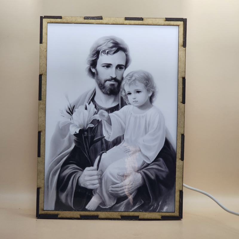 Lámpara con doble imagen  (San José Protector), vista encendida, con luz ambiente, donde se revela la ilustración completa al encender la luz LED.
