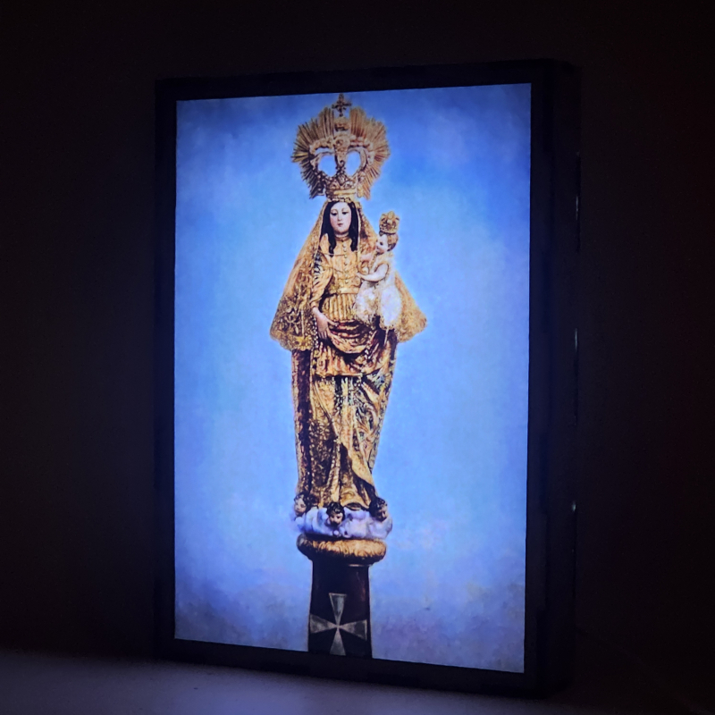 Lámpara con doble imagen  (Virgen del Pilar), vista encendida, donde se revela la ilustración completa al encender la luz LED.