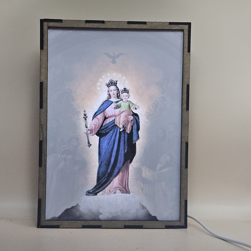 Lámpara con doble imagen  (Virgen María Auxiliadora), vista encendida, con luz ambiente, donde se revela la ilustración completa al encender la luz LED.