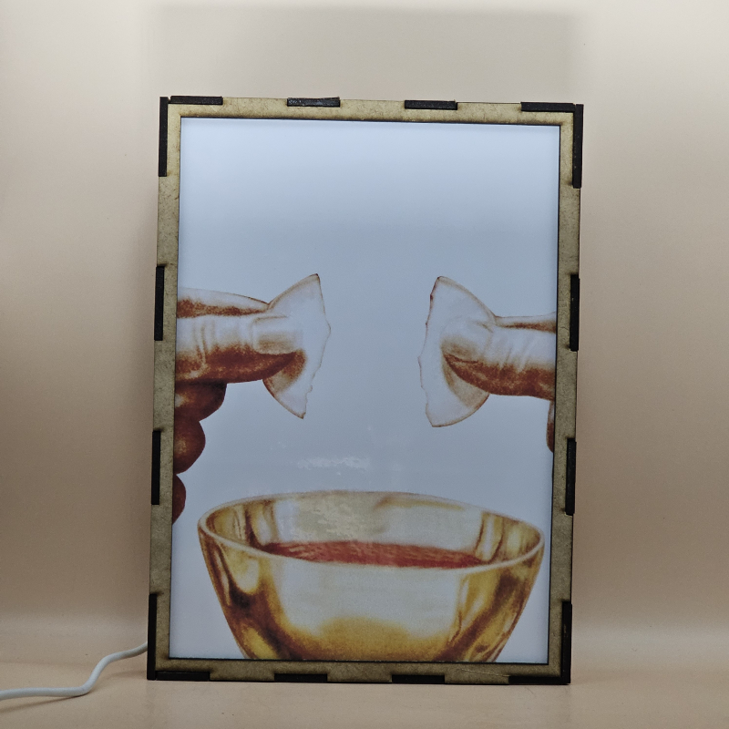 Lámpara con doble imagen el Quinto misterio doloroso La crucifixión y muerte de nuestro señor Jesucristo (Nuestro Señor Jesucristo), vista apagada, se esconde la imágen de atras.