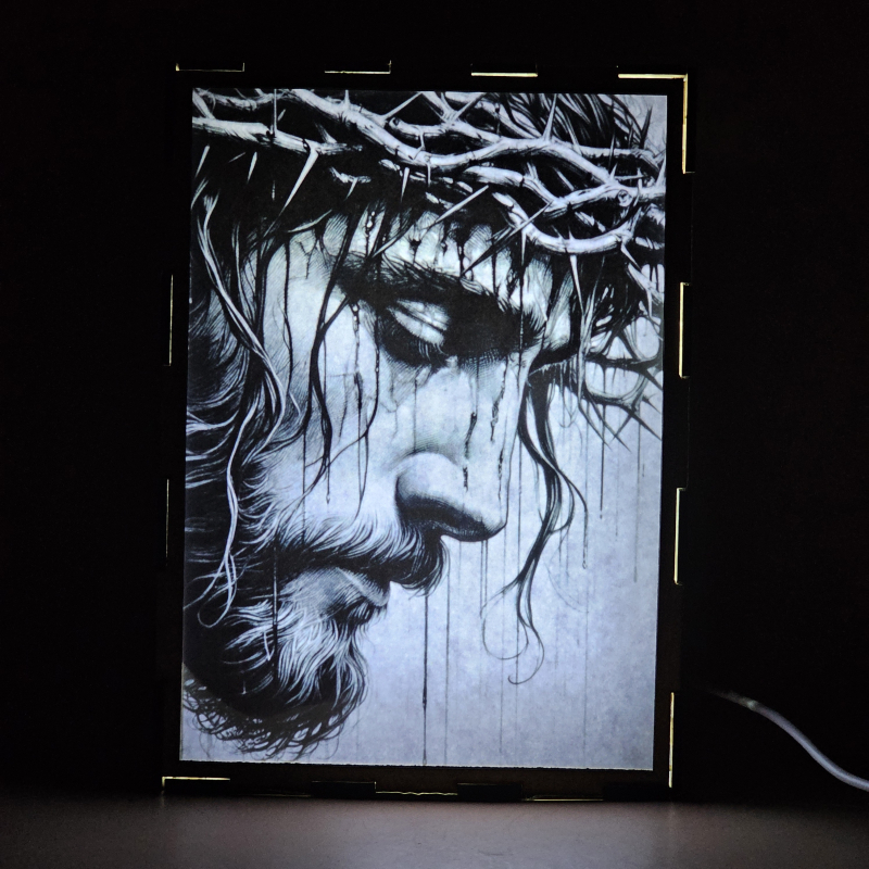 Lámpara con doble imagen  (Nuestro Señor Jesucristo), vista encendida, donde se revela la ilustración completa al encender la luz LED.