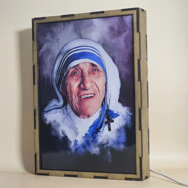 Lámpara con doble imagen  (Santa Teresa de Calcuta), vista apagada, se esconde la imágen de atras.