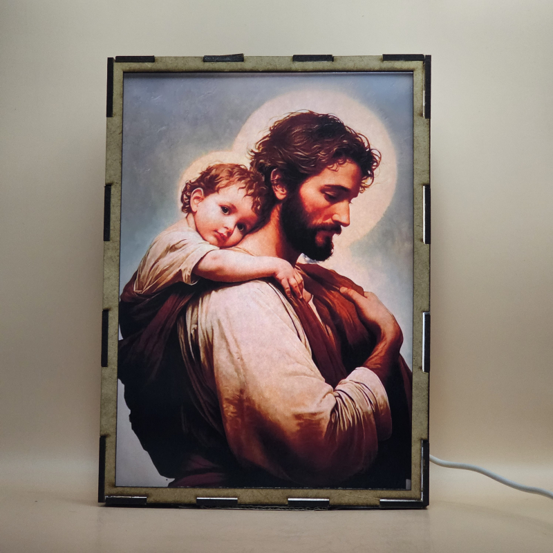 Lámpara con doble imagen  (San José Protector), vista encendida, con luz ambiente, donde se revela la ilustración completa al encender la luz LED.