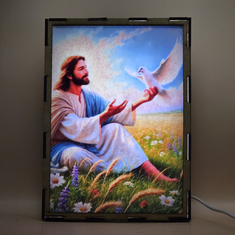 Lámpara con doble imagen  (Nuestro Señor Jesucristo), vista encendida, con luz ambiente, donde se revela la ilustración completa al encender la luz LED.