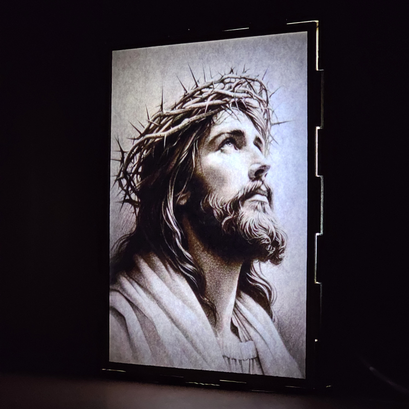 Lámpara con doble imagen el Tercer misterio doloroso La coronación de espinas (Nuestro Señor Jesucristo), vista encendida, donde se revela la ilustración completa al encender la luz LED.