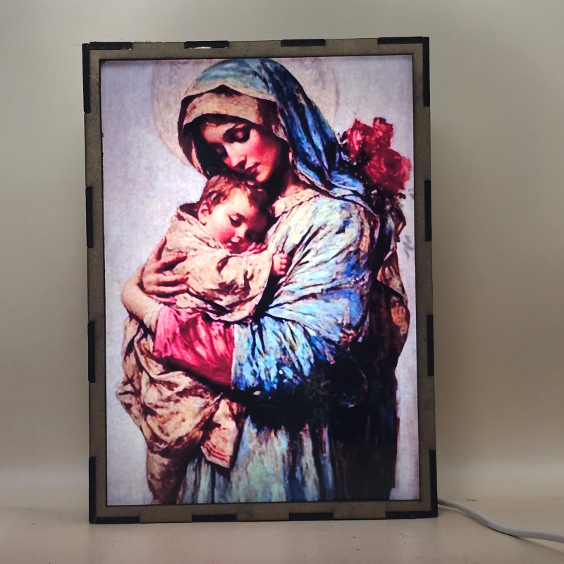 Lámpara con doble imagen  (La Virgen María, El niño Jesús), vista encendida, con luz ambiente, donde se revela la ilustración completa al encender la luz LED.