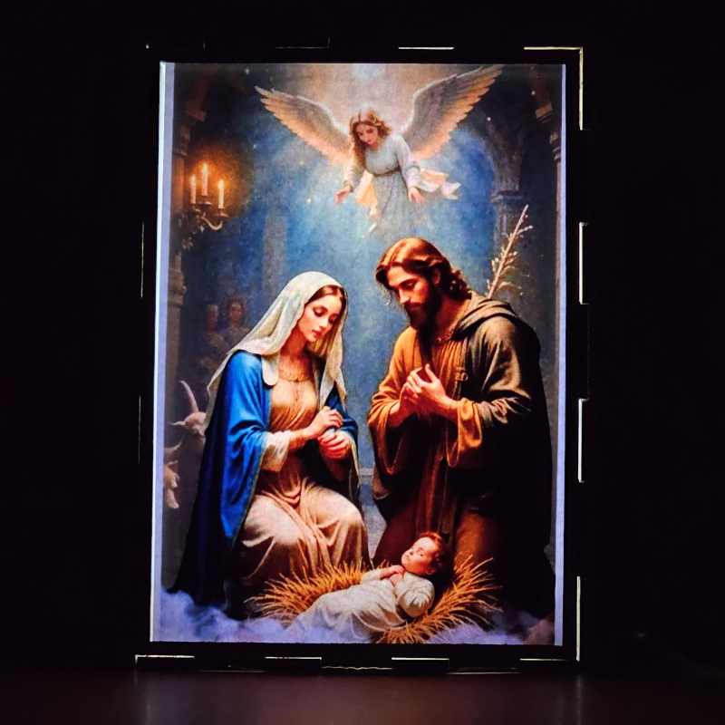 Lámpara con doble imagen el Tercer misterio gosozo El Nacimiento del Hijo de Dios (San José, La Virgen María, El niño Jesús), vista encendida, donde se revela la ilustración completa al encender la luz LED.