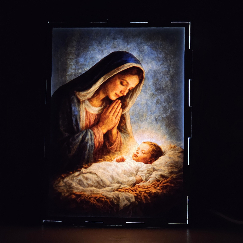Lámpara con doble imagen  (La Virgen María, El niño Jesús), vista encendida, donde se revela la ilustración completa al encender la luz LED.