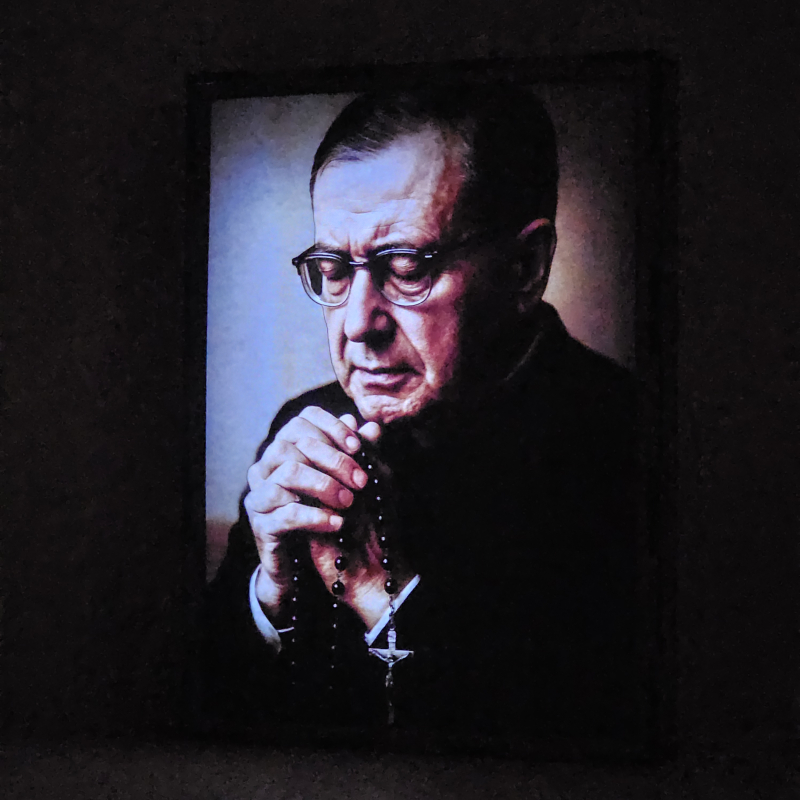 Lámpara LED de San Josemaría Escrivá de Balaguer rezando el Rosario - Galeria
