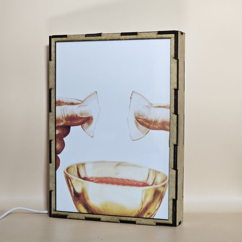 Lámpara con doble imagen el Quinto misterio doloroso La crucifixión y muerte de nuestro señor Jesucristo (Nuestro Señor Jesucristo), vista apagada, se esconde la imágen de atras.