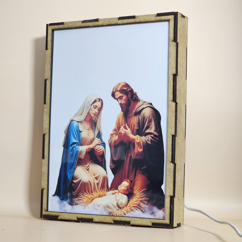 Lámpara con doble imagen el Tercer misterio gosozo El Nacimiento del Hijo de Dios (San José, La Virgen María, El niño Jesús), vista apagada, se esconde la imágen de atras.