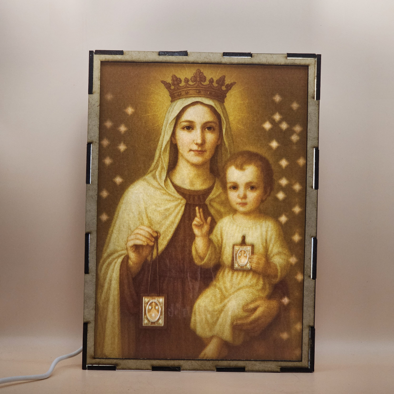 Lámpara con doble imagen  (Virgen del Carmen), vista encendida, con luz ambiente, donde se revela la ilustración completa al encender la luz LED.