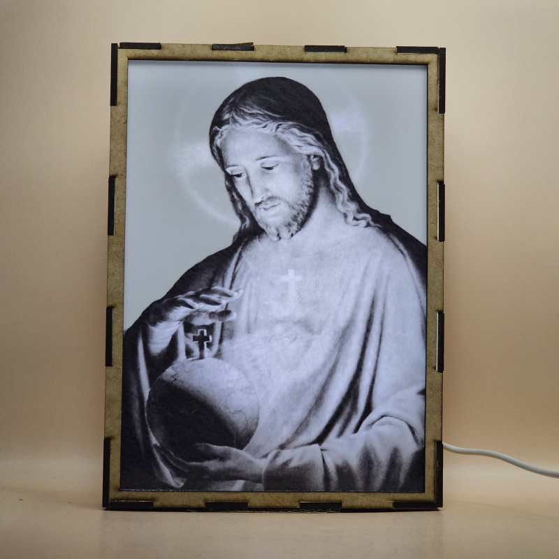 Lámpara con doble imagen  (Sagrado Corazón de Jesús), vista encendida, con luz ambiente, donde se revela la ilustración completa al encender la luz LED.