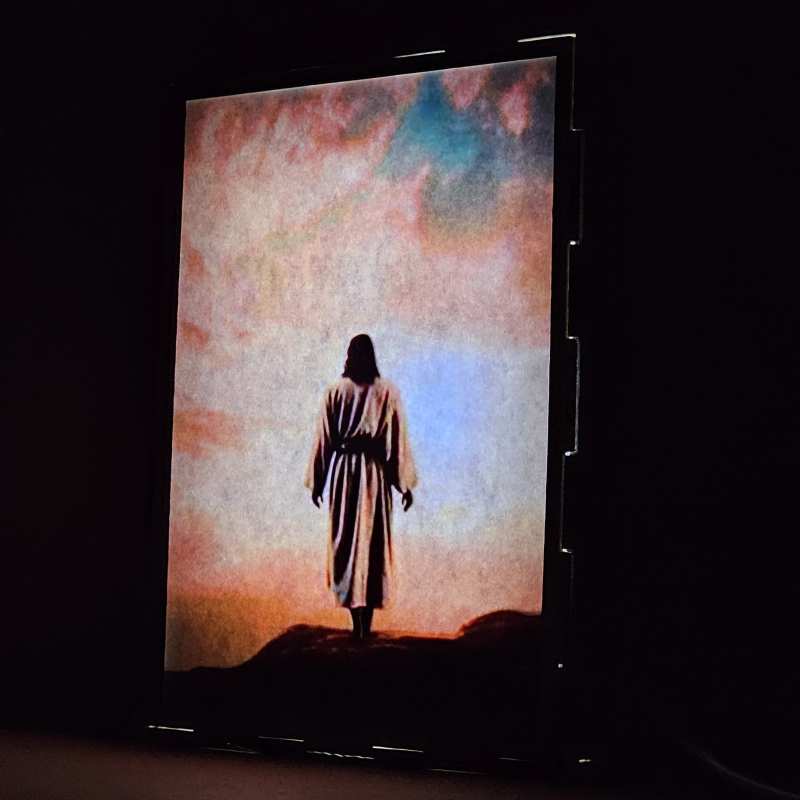 Lámpara con doble imagen  (Nuestro Señor Jesucristo), vista encendida, donde se revela la ilustración completa al encender la luz LED.