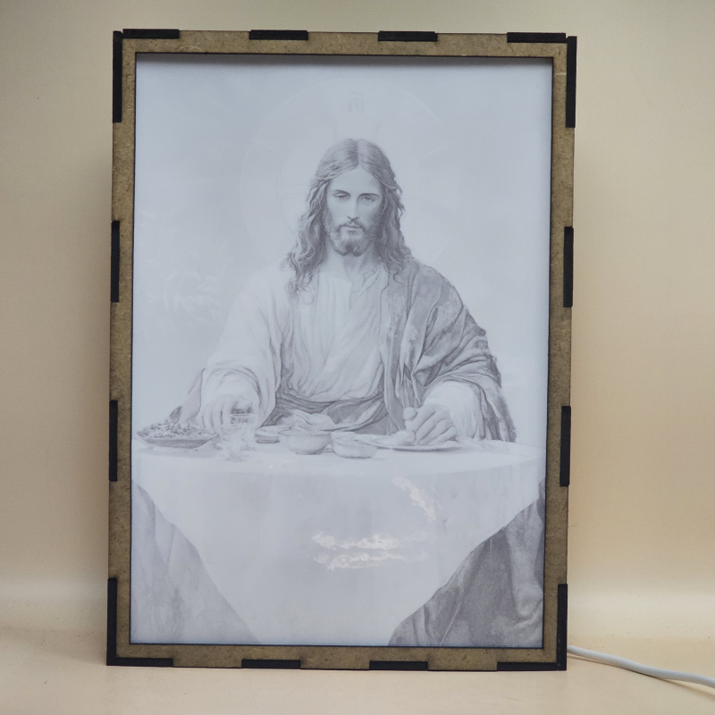 Lámpara con doble imagen el Quinto misterio luminoso La Institución de la Eucaristía (Nuestro Señor Jesucristo), vista apagada, se esconde la imágen de atras.