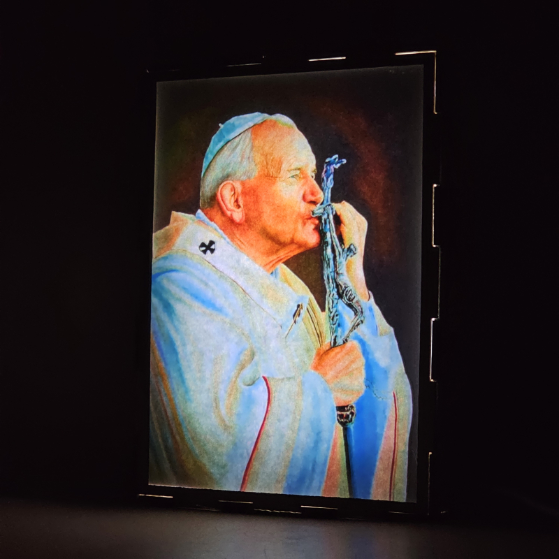 Lámpara con doble imagen  (San Juan Pablo II), vista encendida, donde se revela la ilustración completa al encender la luz LED.