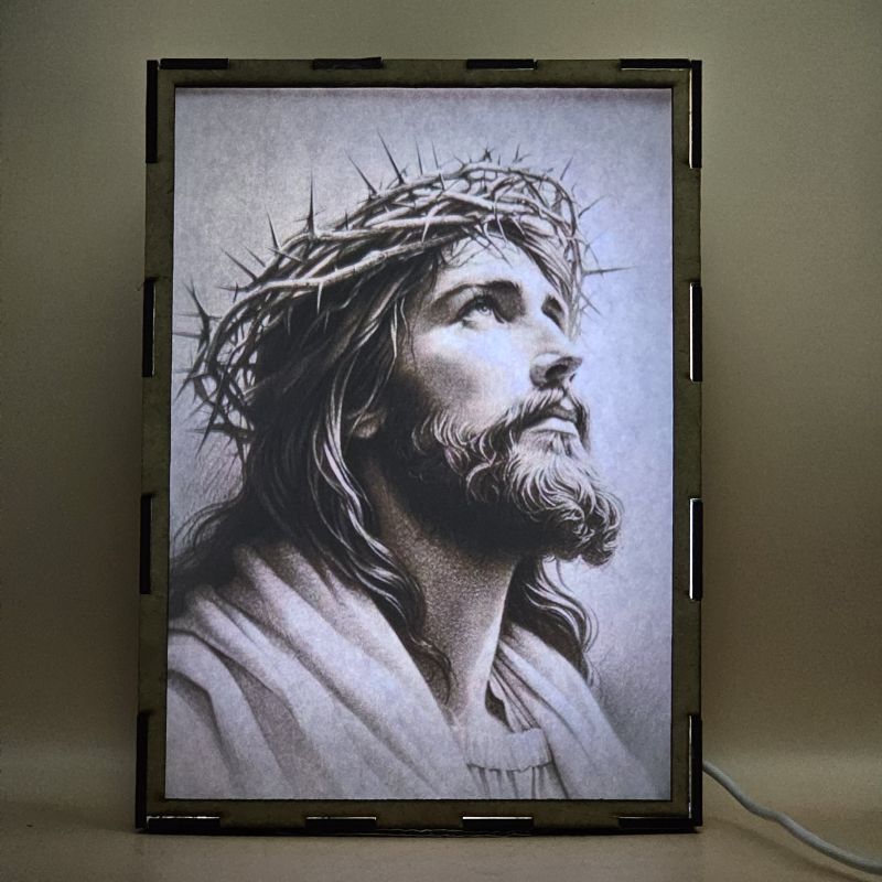 Lámpara con doble imagen el Tercer misterio doloroso La coronación de espinas (Nuestro Señor Jesucristo), vista encendida, con luz ambiente, donde se revela la ilustración completa al encender la luz LED.