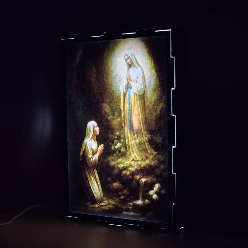 Lámpara con doble imagen  (Virgen de Lourdes), vista encendida, donde se revela la ilustración completa al encender la luz LED.