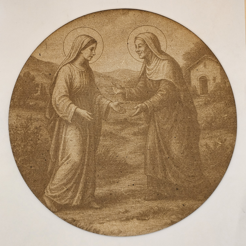 Ilustración religiosa de la Visitación de la Virgen María a Santa Isabel, grabada en MDF circular con detalle tradicional plano panorámico