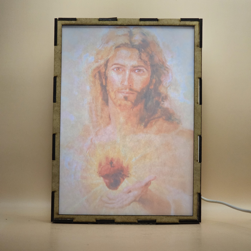 Lámpara con doble imagen  (Sagrado Corazón de Jesús), vista encendida, con luz ambiente, donde se revela la ilustración completa al encender la luz LED.