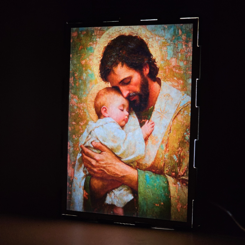 Lámpara con doble imagen  (San José Protector), vista encendida, donde se revela la ilustración completa al encender la luz LED.