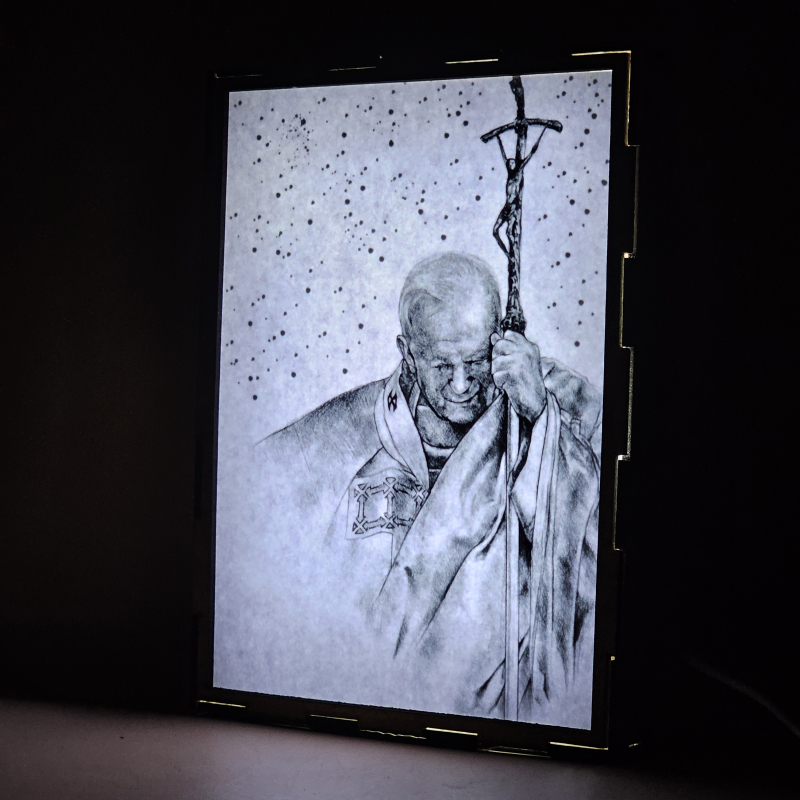 Lámpara con doble imagen  (San Juan Pablo II), vista encendida, donde se revela la ilustración completa al encender la luz LED.