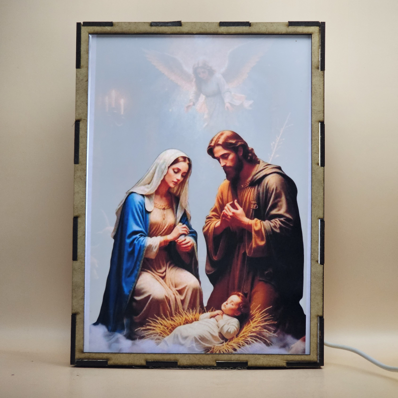 Lámpara con doble imagen el Tercer misterio gosozo El Nacimiento del Hijo de Dios (San José, La Virgen María, El niño Jesús), vista encendida, con luz ambiente, donde se revela la ilustración completa al encender la luz LED.