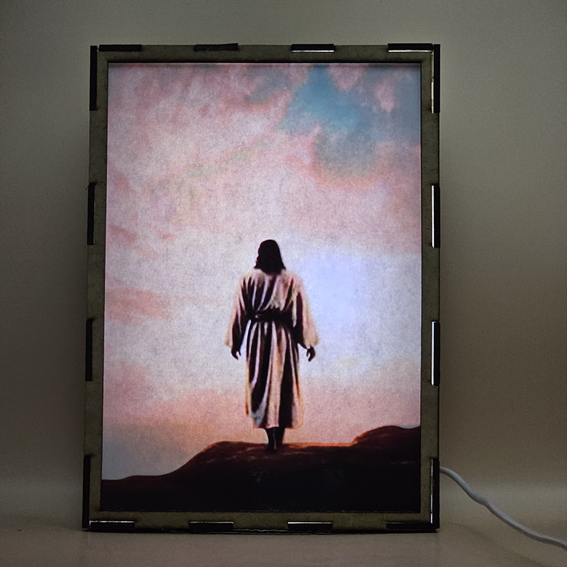 Lámpara con doble imagen  (Nuestro Señor Jesucristo), vista encendida, con luz ambiente, donde se revela la ilustración completa al encender la luz LED.