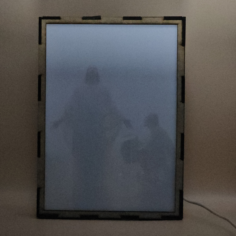 Lámpara con doble imagen el Primer misterio luminoso El Bautismo de Jesús en el Jordán (Nuestro Señor Jesucristo, San Juan Bautista), vista apagada, se esconde la imágen de atras.