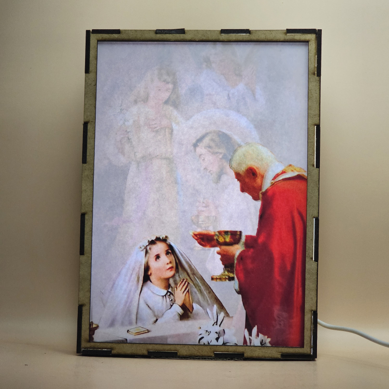 Lámpara con doble imagen  (Nuestro Señor Jesucristo), vista encendida, con luz ambiente, donde se revela la ilustración completa al encender la luz LED.