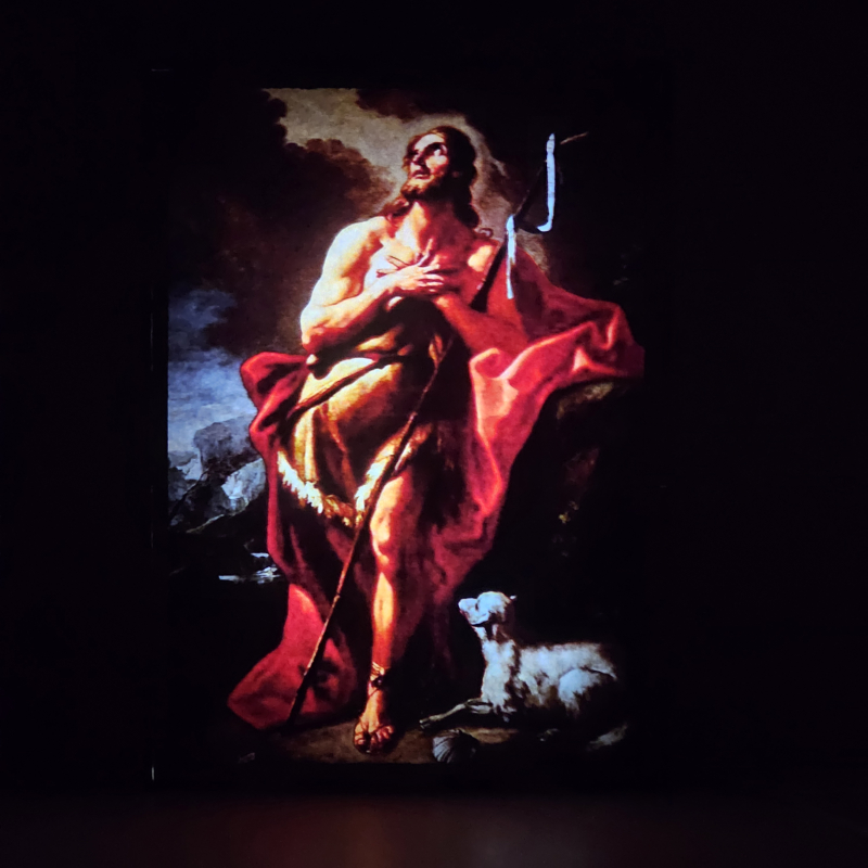 Lámpara LED de San Juan Bautista con manto rojo, cruz de caña, concha y cordero - Galeria